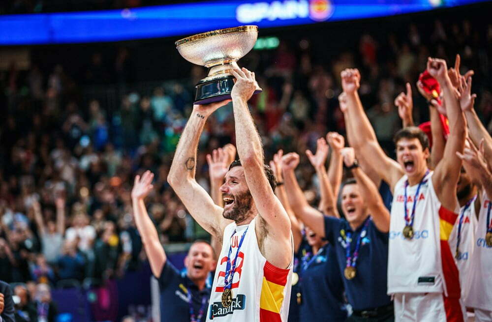 Rudy Fernández levantando el trofeo de campeón del Eurobasket 2022